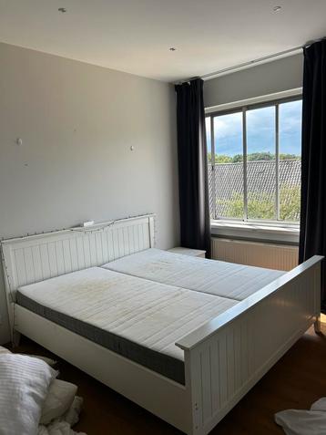 Wit houten tweepersoonsbed met lattenbodems en matrassen