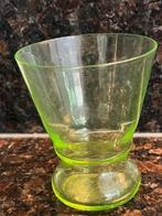 Uraniumglas vaasje ca 1920 annagroen, Antiek en Kunst, Ophalen