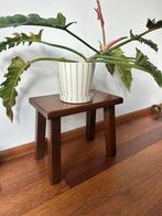 Vintage krukje / bijzettafel - Hout / Brutalist stijl, Huis en Inrichting, Krukjes, Ophalen, Gebruikt, Hout