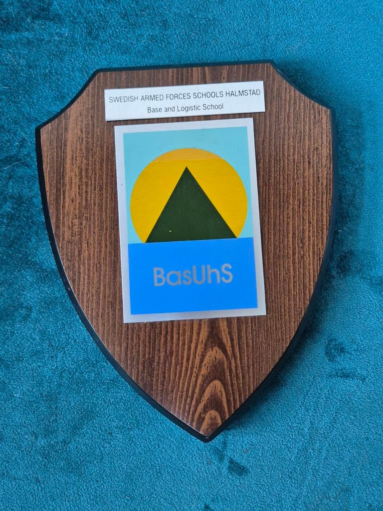 Wapenschild Swedish Armed Forces Schools Halmstad BasUhs, Ophalen of Verzenden, Landmacht, Nederland, Embleem of Badge