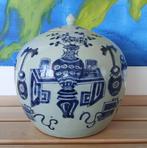 Een Chinese porseleinen dekselpot met kostbaarheden, Ophalen of Verzenden