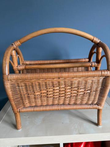 Vintage rotan tijdschrifthouder beschikbaar voor biedingen