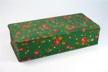 Vintage stoffen opbergdoos beschikbaar voor biedingen