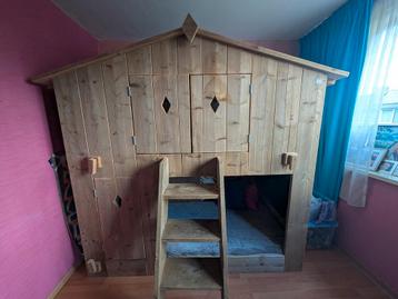 Uniek houten kinderbed huisbed beschikbaar voor biedingen