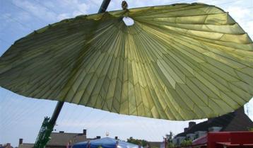 Te huur: parachute beschikbaar voor biedingen