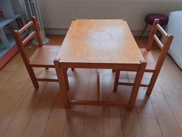 Gratis! Houten kindertafel + stoeltjes beschikbaar voor biedingen