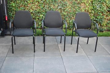 3 ijzeren Kantoor stoelen stapelbaar zwarte bekleding izgst. beschikbaar voor biedingen