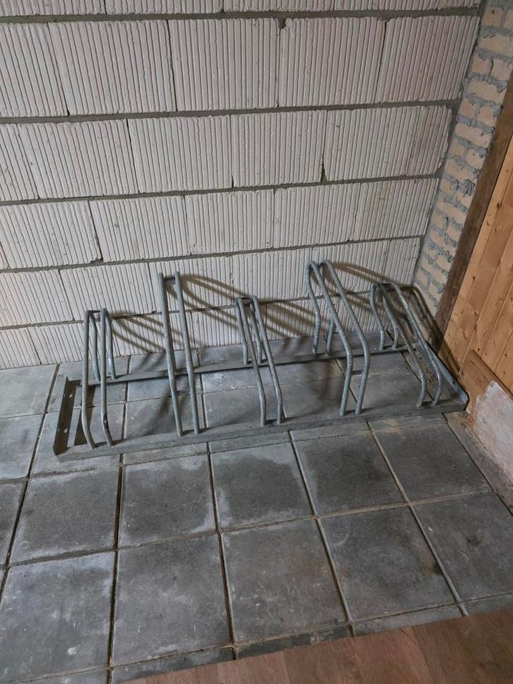 Metalen fietsenrek voor 5 fietsen 25 euro ., Fietsen en Brommers, Fietsaccessoires | Fietsenrekken, Zo goed als nieuw, Ophalen