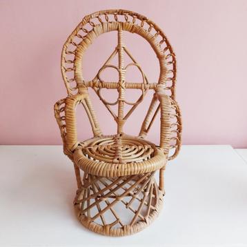 Vintage rieten/rotan poppenstoeltje of plantenstoel beschikbaar voor biedingen