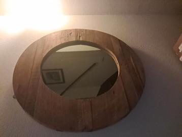 Zeer mooie spiegel van hout heeft een doorsnee van 79 cm beschikbaar voor biedingen