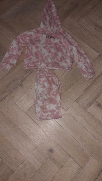 Meidentruien en pakje maat 128-134 beschikbaar voor biedingen