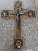 Antiek kruis met engelen, Ophalen