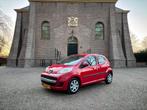 Peugeot 107 1.0 5DR 2010 | nieuw APK'26 | dealer onderhouden, Auto's, Peugeot, Voorwielaandrijving, Stof, Zwart, 4 stoelen