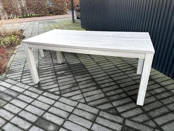 Mooie en grote eettafel van hout (lichtgrijs) beschikbaar voor biedingen