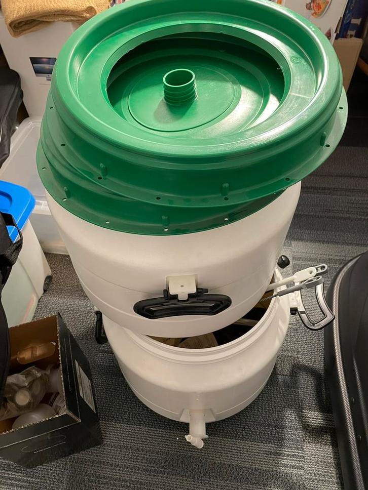 Benodigdheden voor bier brouwen, Huis en Inrichting, Emmers, Zo goed als nieuw, Kunststof, Met deksel, Met handgreep, Ophalen