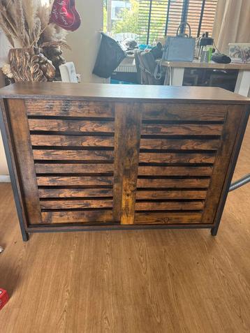 Leuke dressoir beschikbaar voor biedingen