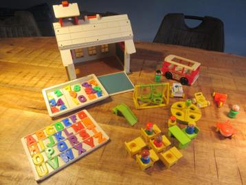 Fisher Price Play Family School No. 923 uit 1971 + schoolbus beschikbaar voor biedingen