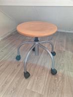 Houten krukje met metalen onderstel., Ophalen of Verzenden