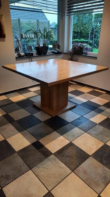 Mooie stijlvolle houten eettafel beschikbaar voor biedingen