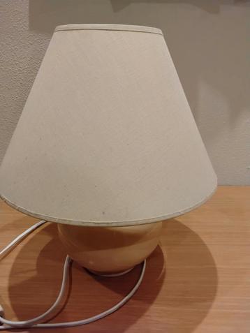 Lampvoet met kap en gloeilamp. beschikbaar voor biedingen