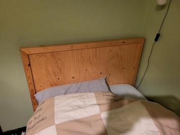 Massief stevig houten bed beschikbaar voor biedingen