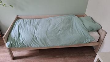 Bed met bedbodem en matras beschikbaar voor biedingen