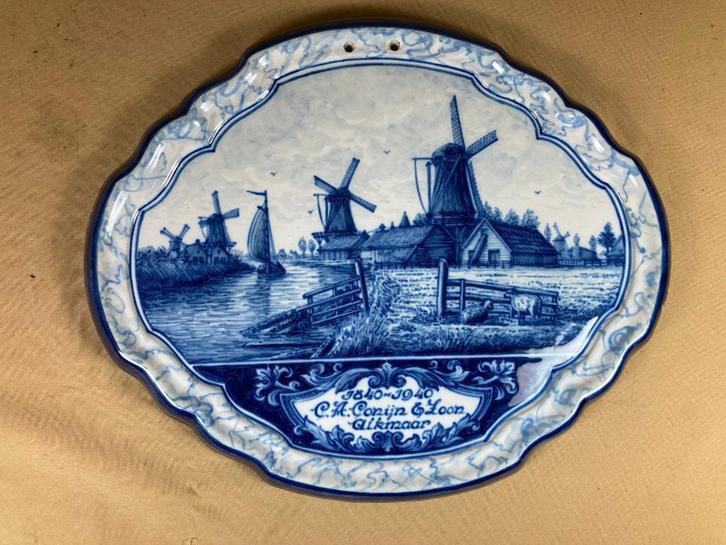 Makkum Tichelaar plaquette C.A. Conijn Alkmaar 1840-1940, Antiek en Kunst, Antiek | Wandborden en Tegels, Ophalen of Verzenden