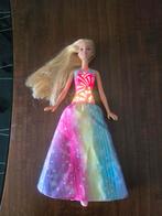 Barbie in regenboog kleuren met licht en geluid, Ophalen of Verzenden, Zo goed als nieuw, Barbie