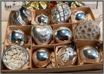Verzameldoos met oude zilverkleurige kerstballen en figuren, Ophalen of Verzenden, Gebruikt