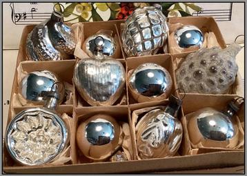 Verzameldoos met oude zilverkleurige kerstballen en figuren beschikbaar voor biedingen