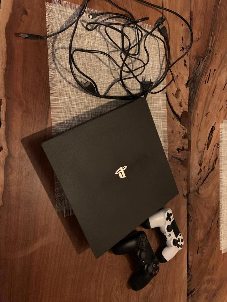 Playstation 4 Pro 1TB inclusief controllers, Spelcomputers en Games, Spelcomputers | Sony PlayStation 4, Zo goed als nieuw, Pro