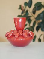 Prachtige Aardbei vaas, Aardewerk of Porselein, Nieuw, Ophalen of Verzenden, Minder dan 50 cm