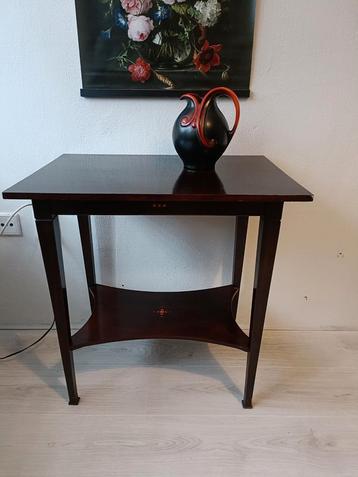 Donkerhouten tafeltje met detail beschikbaar voor biedingen