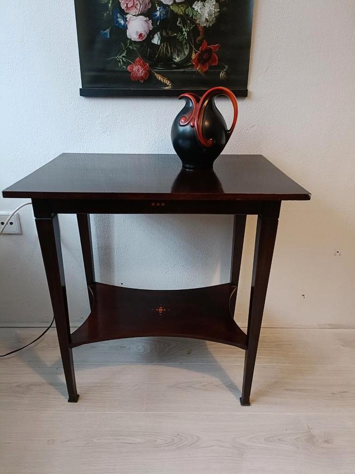 Donkerhouten tafeltje met detail, Huis en Inrichting, Tafelonderdelen, Gebruikt, Tafelblad, 50 tot 100 cm, Minder dan 50 cm, Rechthoekig