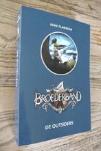 Broederband boek deel I - De outsiders - John Flanagan, Ophalen of Verzenden, Zo goed als nieuw