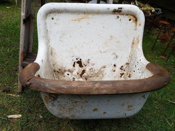 Doorleefde authentieke wasbak geemailleerd ijzer (brocante) beschikbaar voor biedingen
