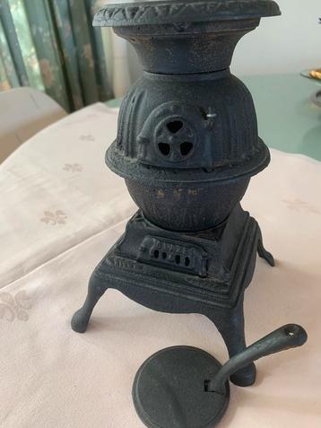 Miniatuur gietijzeren potkacheltje beschikbaar voor biedingen