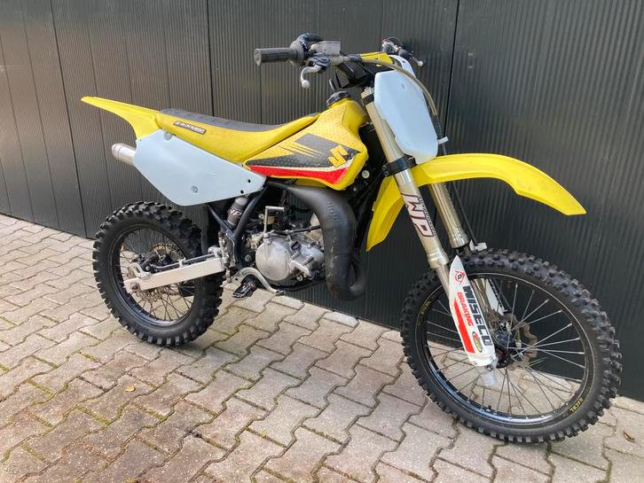 Suzuki RM 85 crossmotor, Fietsen en Brommers, Brommers | Crossbrommers, Zo goed als nieuw, Suzuki, Ophalen