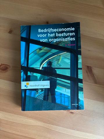 Bedrijfseconomie voor het besturen van organisaties beschikbaar voor biedingen