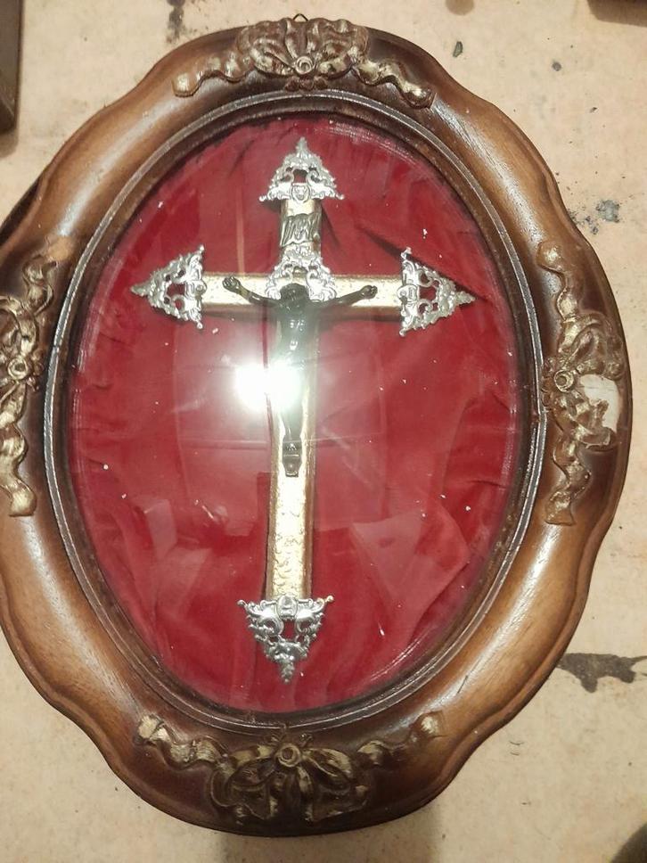 Antiek Kruisbeeld onder Bolglas, Antiek en Kunst, Antiek | Religie, Ophalen of Verzenden