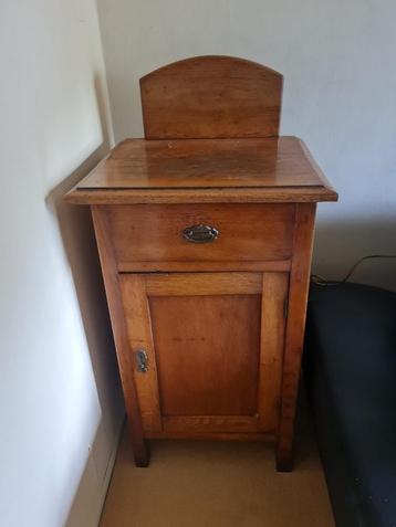 2 prachtige mooie houten nachtkastjes beschikbaar voor biedingen