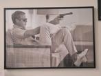 Steve McQueen met pistool - Ingelijste foto, Ophalen of Verzenden