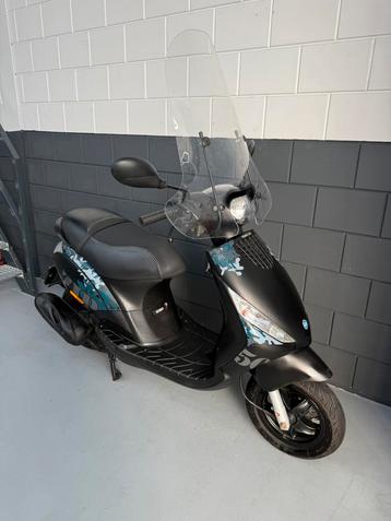 Piaggio Zip 4Takt 2015 Snorscooter 10.000km ( 1e eigenaar ) beschikbaar voor biedingen