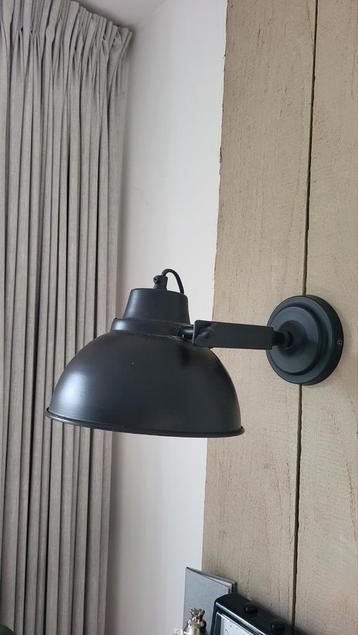 Zwart metalen wandlampje industrieel  beschikbaar voor biedingen