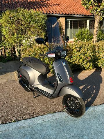 Custom vespa sprint (full option) beschikbaar voor biedingen