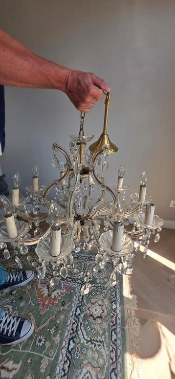 Een prachtige mooie kristallen kroonluchter. beschikbaar voor biedingen