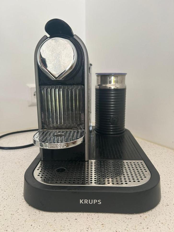 Nespresso Krups koffiemachine met melkopschuimer, Witgoed en Apparatuur, Koffiezetapparaten, Gebruikt, Koffiepads en cups, Koffiemachine
