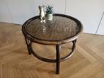 Ronde salontafel van bamboe en rotan met bewerkt rookglas, Ophalen, 50 tot 100 cm, Vintage mid century, Glas