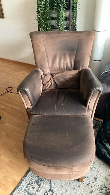 Bruine relax fauteuil met poef