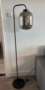 Vloerlamp met glazen bol, Huis en Inrichting, Lampen | Vloerlampen, Ophalen, Zo goed als nieuw, Glas, 150 tot 200 cm